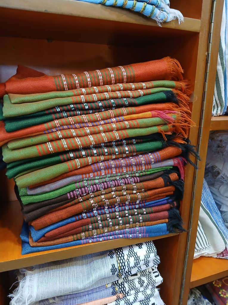 Châles tissés colorés au marché de Shiro Meda, Addis-Abeba